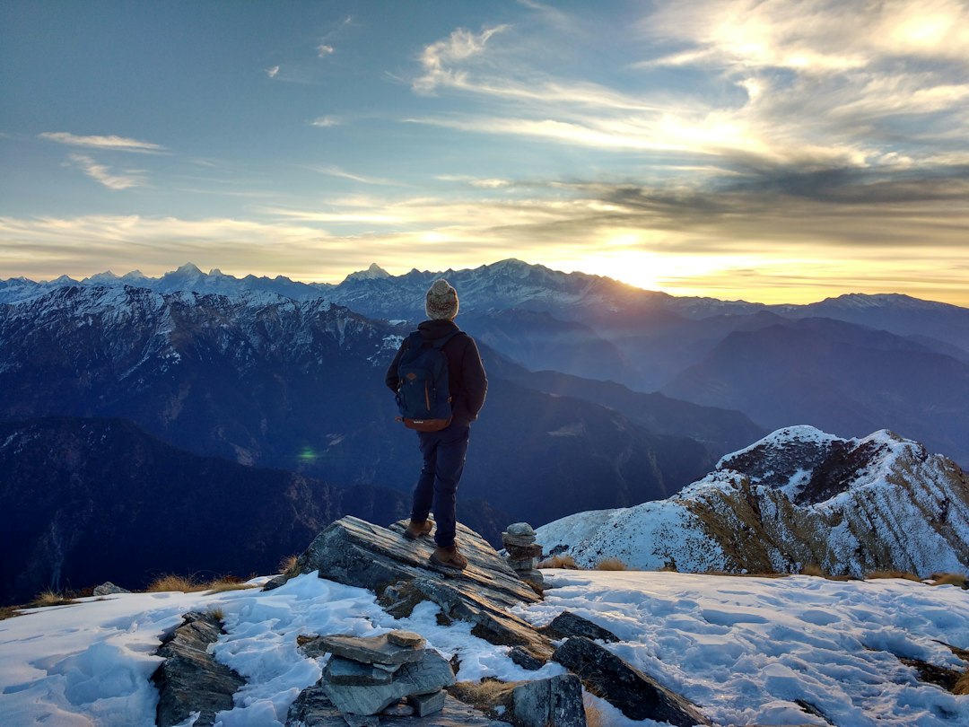 Mountain view from Chandrashila in India for a trekking guide