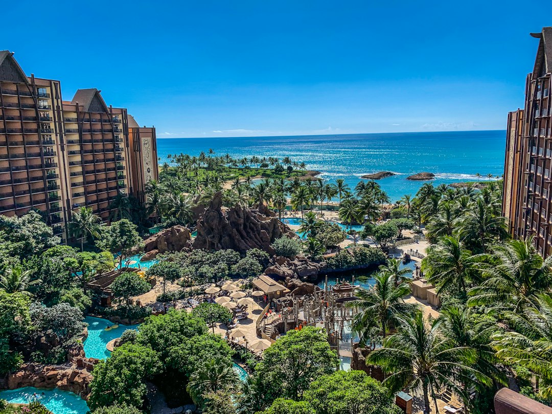 Family resort pool in Hawaii illustrating U.S. family resort choices