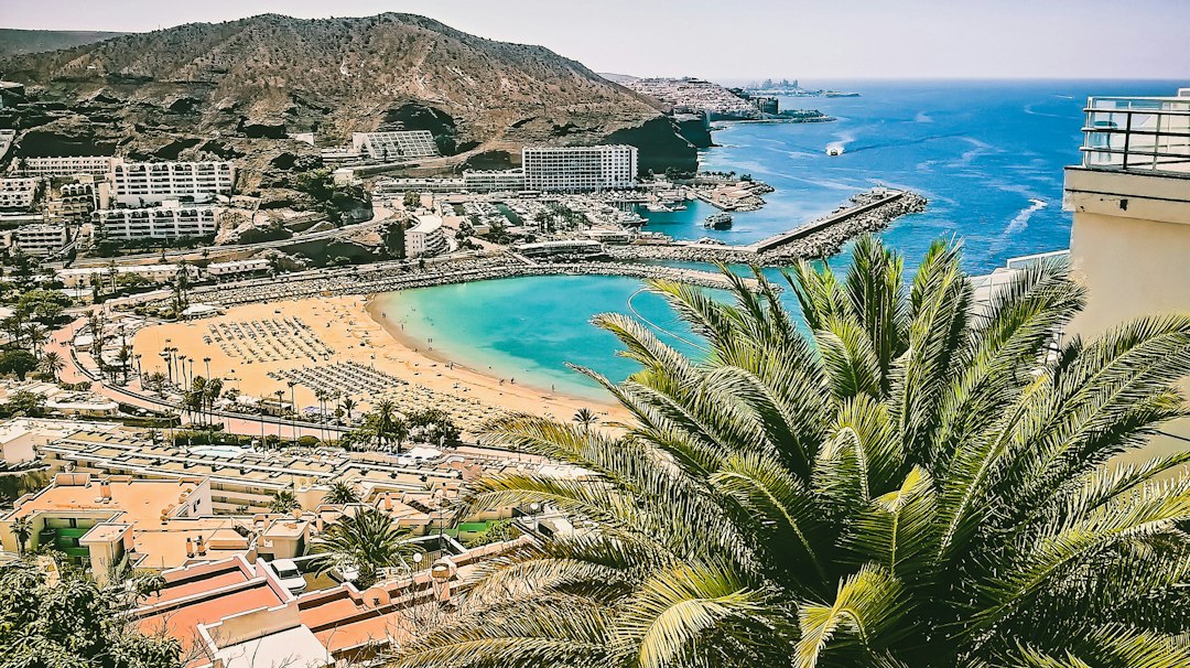 Sunny Gran Canaria resort coast for a beachfront hotel guide