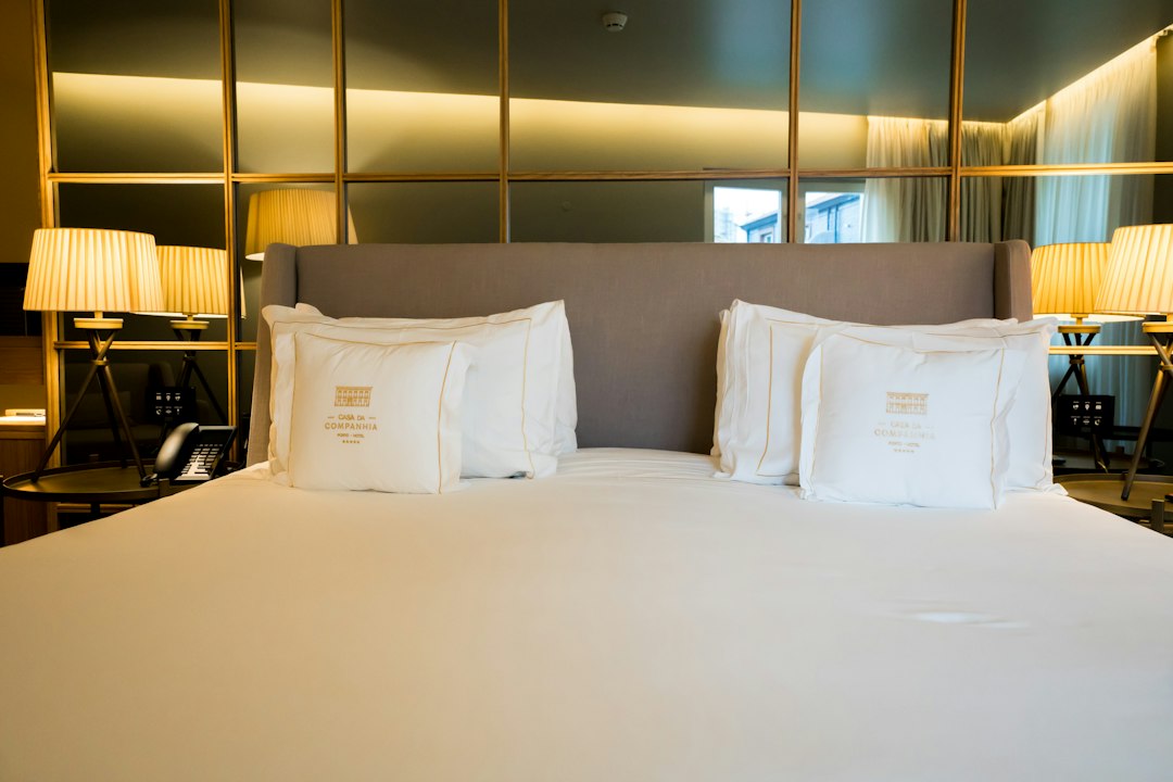 Modern hotel room illustrating practical hotel booking and rate comparison