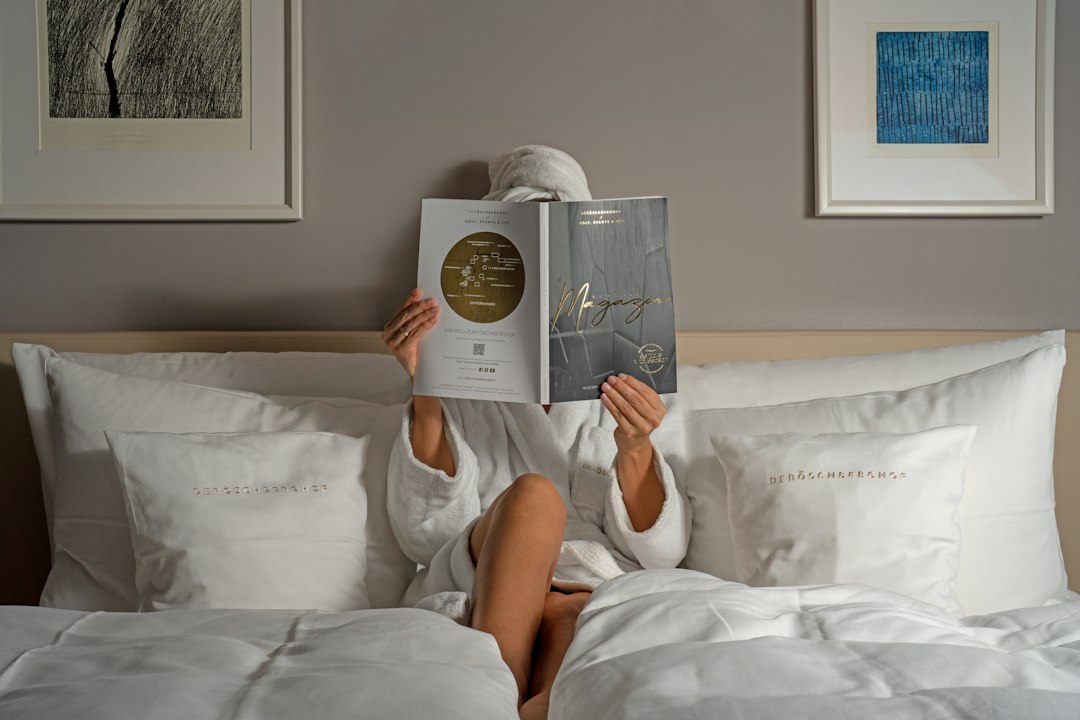 Modern hotel room illustrating hotel rate and discount comparison