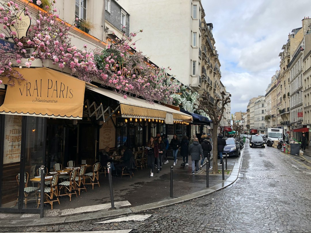 Paris street and cafe scene for planning a one-week stay